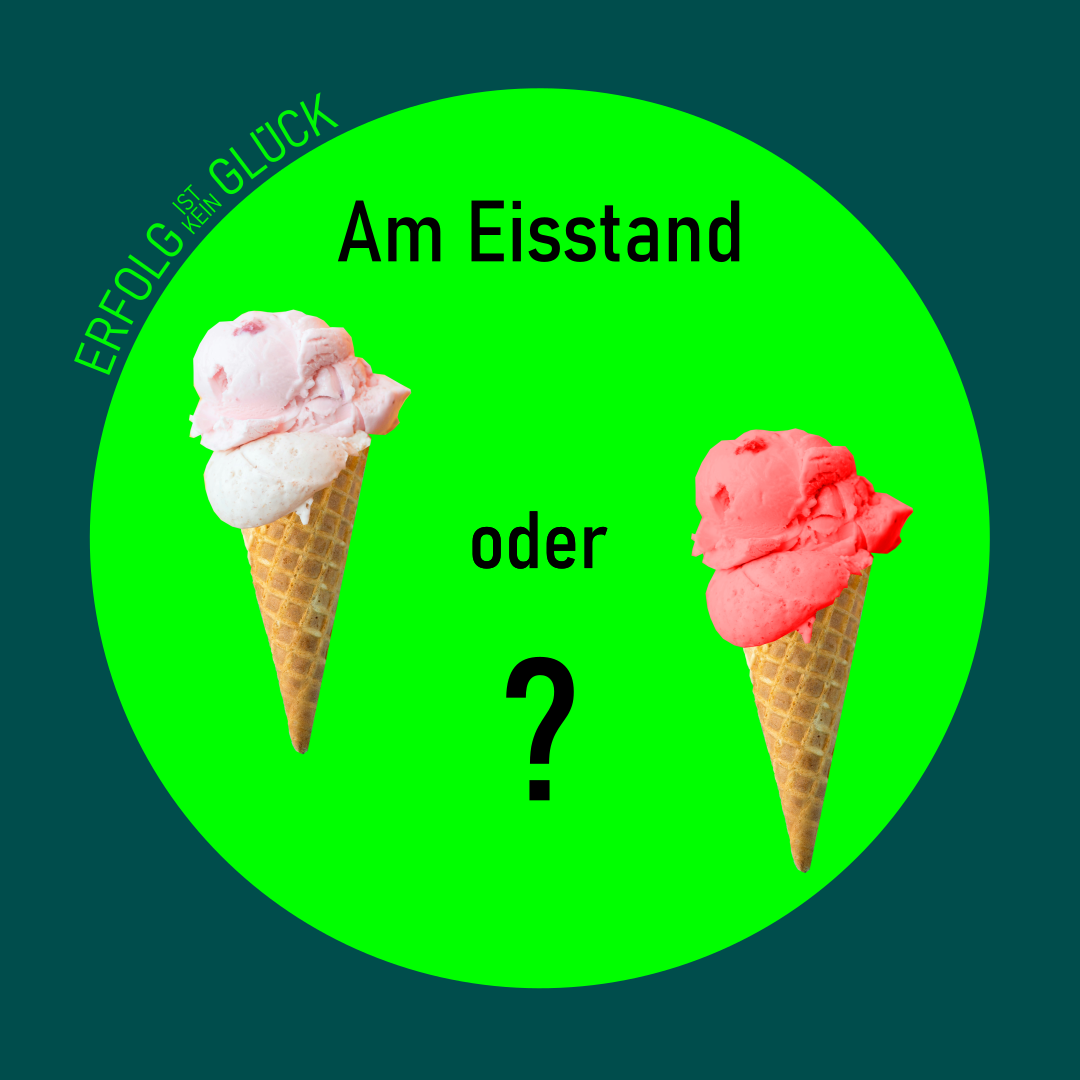 Entscheidung gefragt: Zwei Eiswaffeln, eine mit Erdbeer- die andere mit Vanilleeis.