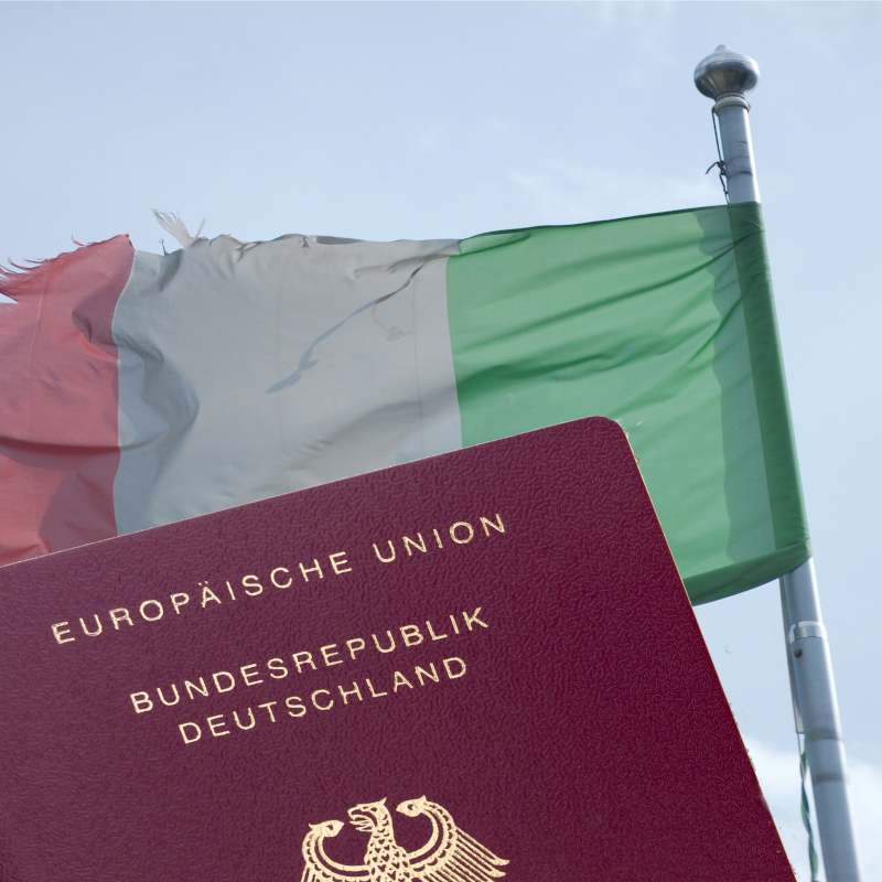 Reisepass vor einer italienischen Fahne