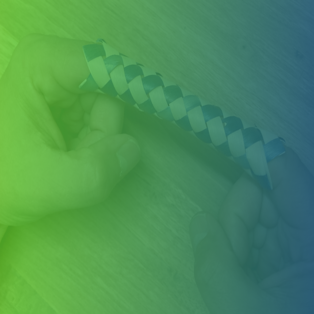 Geflochtene Fingerfalle aus Bambus, in die zwei Finger gesteckt sind.