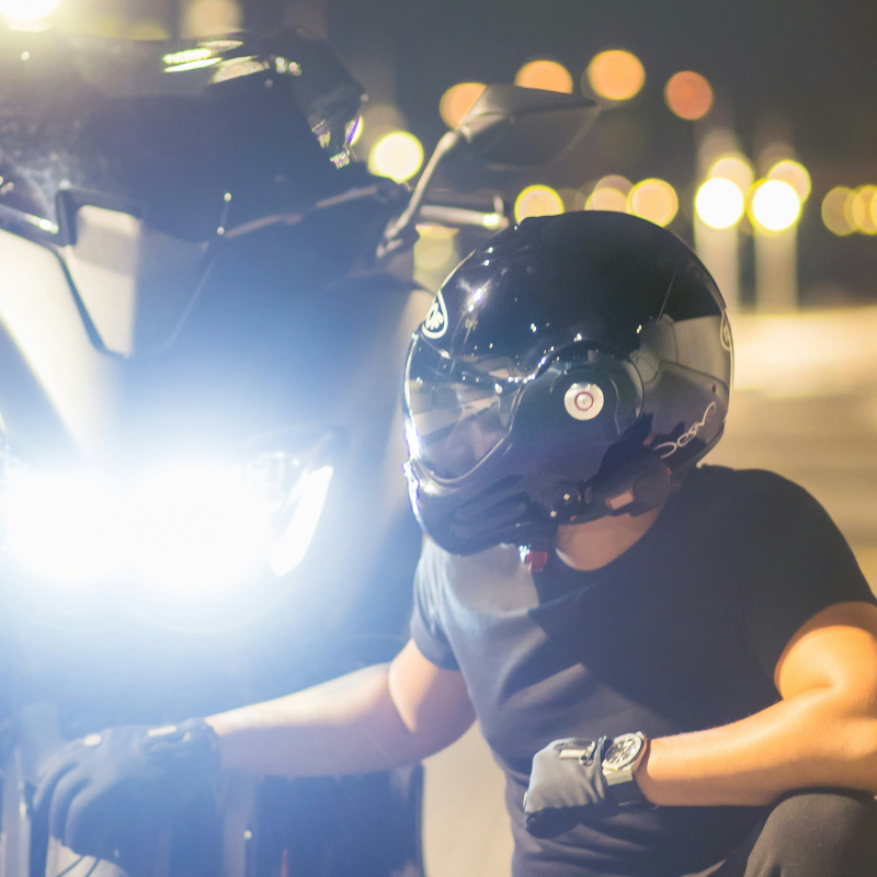 Motorradfahrer mit Helm