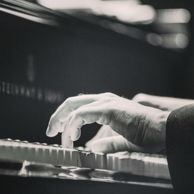 Ein professioneller Pianist spielt konzentriert und zeigt eine hohe musikalische Leistung