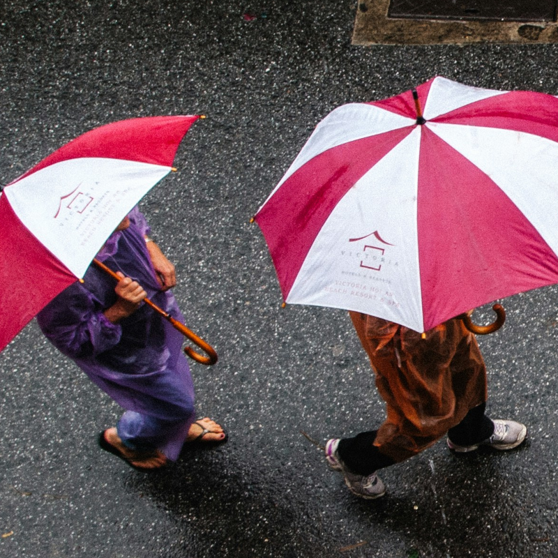 Zwei Menschen unter 2 Regenschirmen: Das Wetter ist wie es ist!