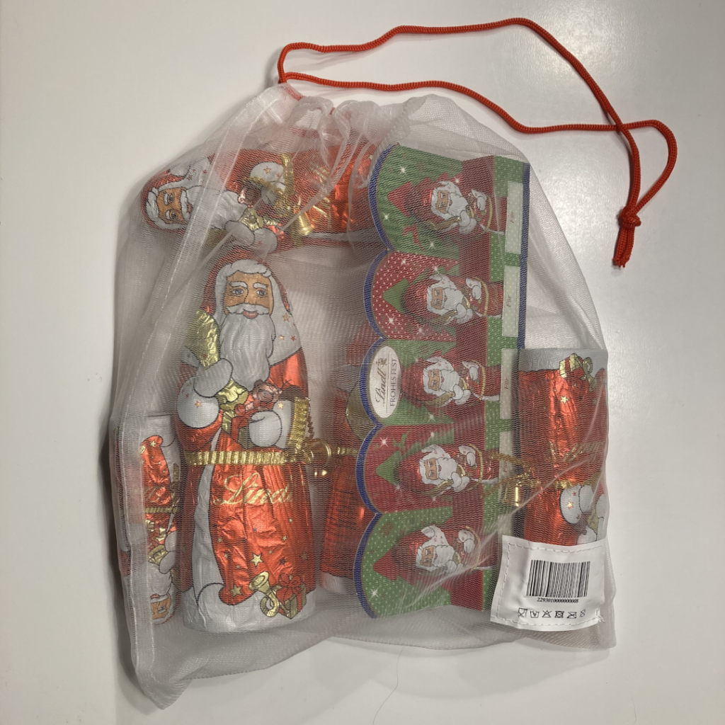 Sack gefüllt mit vielen unterschiedlichen Schokoladen-Weihnachtsmännern als „Wertanlage“ auch außerhalb der Saison.