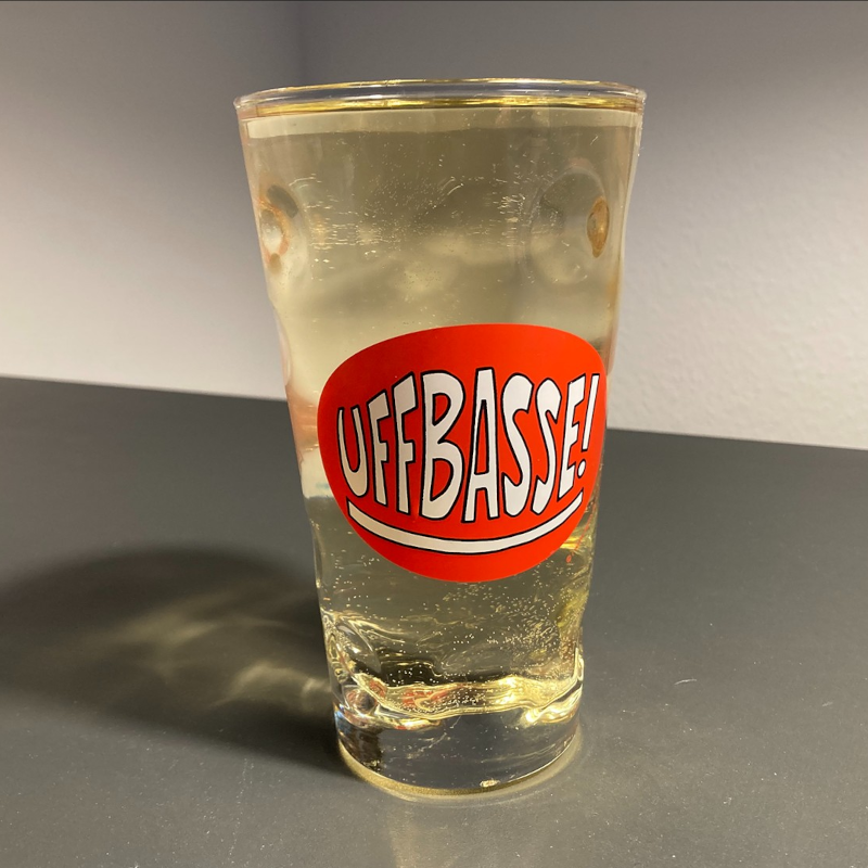 Ein randvolles Glas Weinschorle – halb Riesling, halb Wasser – typisch pfälzisch, frisch und unverwechselbar.