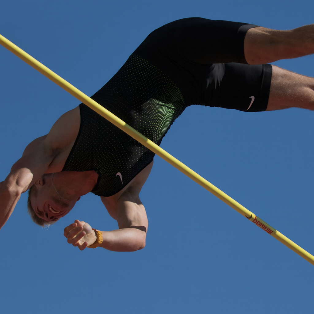 Ein Zehnkämpfer beim Stabhochsprung – Symbol für Herausforderungen und Balance im Sport und Business.